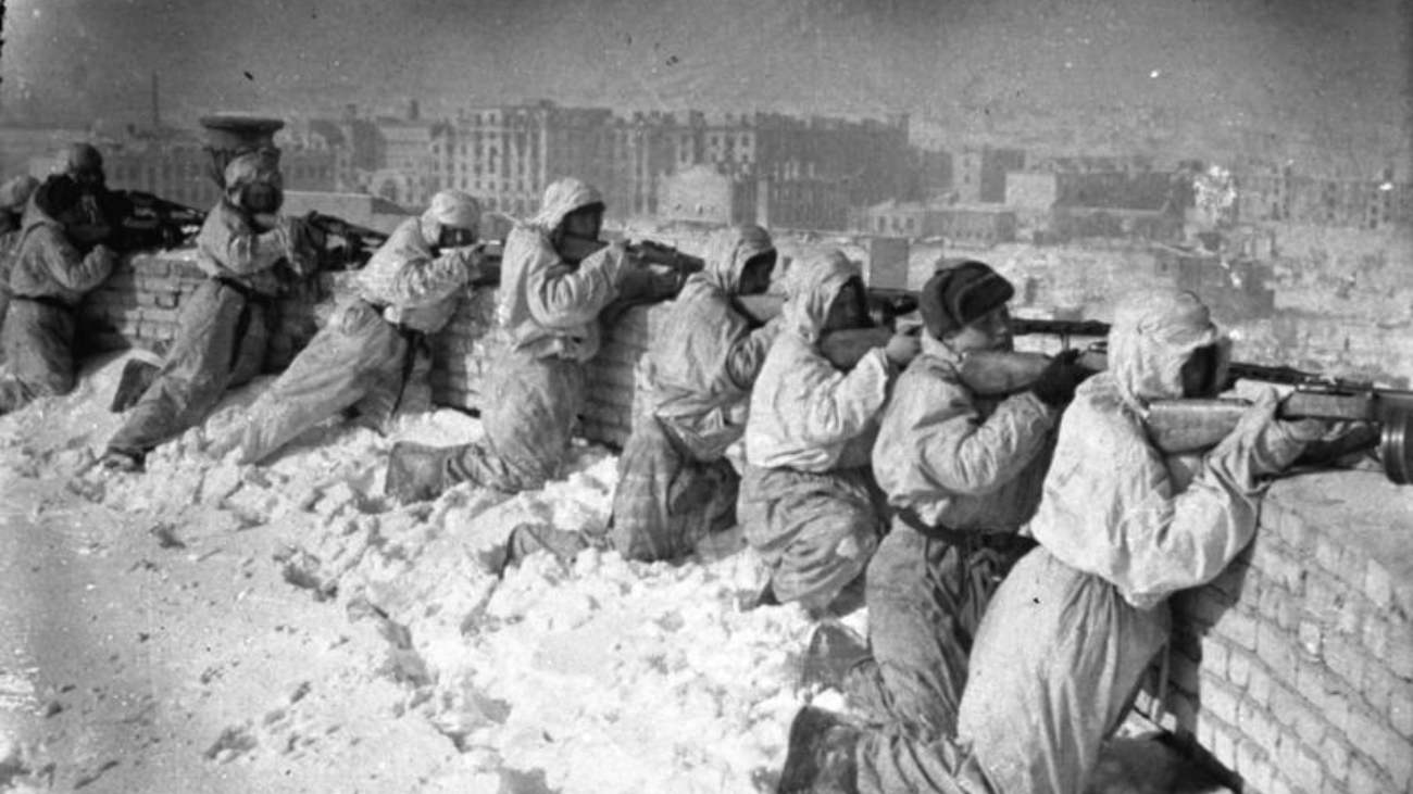 Soldaten van het Rode Leger in de sneeuw in Stalingrad