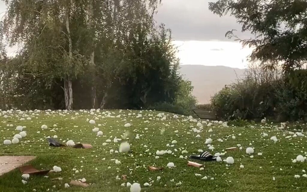 gigantische hagelstenen in een grasveld in Spanje