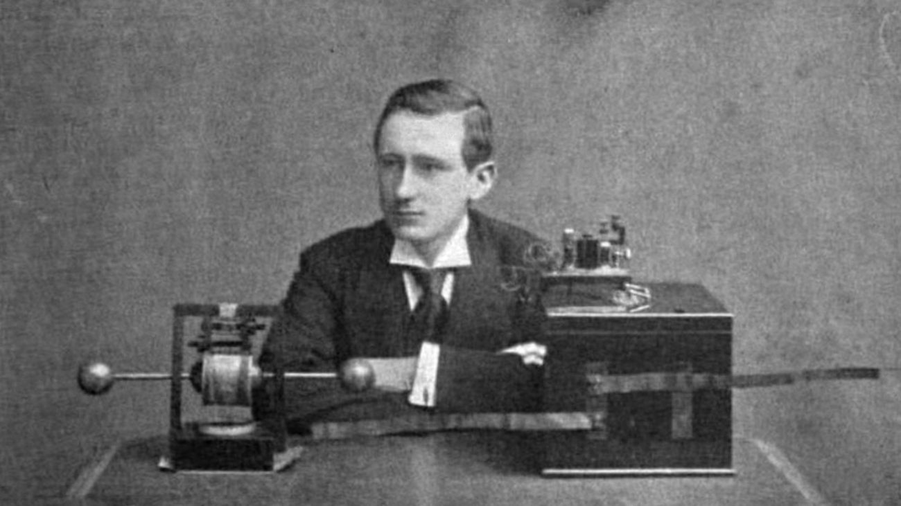 Guglielmo Marconi en zijn radiozender en ontvanger