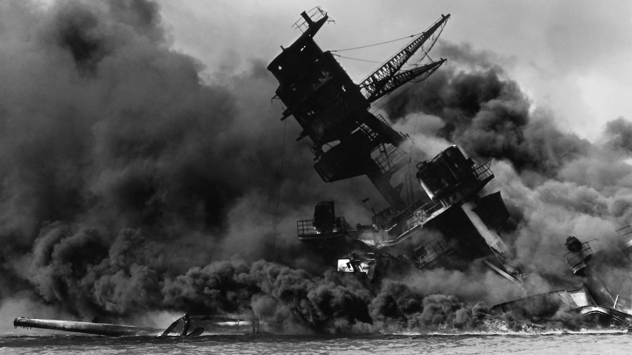 De USS Arizona (BB-39) brandt na de Japanse aanval op Pearl Harbor.