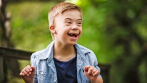 jongen met downsyndroom, ook wel trisomie-21 genoemd