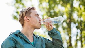 man drinkt water